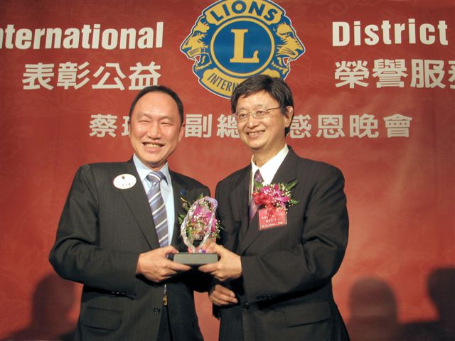  楊育正院長獲頒2012年公益服務獎說明圖片