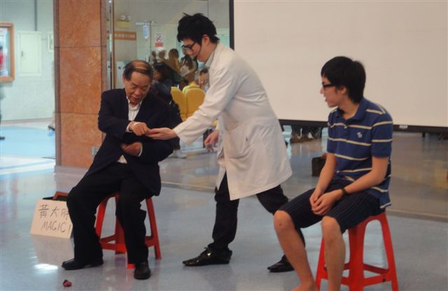 家醫科黃煜晏醫師 樂在分享非洲行醫與魔術人生說明圖片