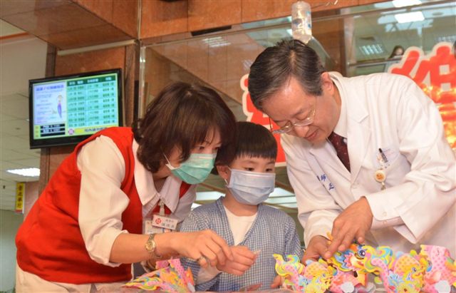 馬偕醫院福音廣場慶元宵 「HAPPY龍」燈籠最吸睛說明圖片