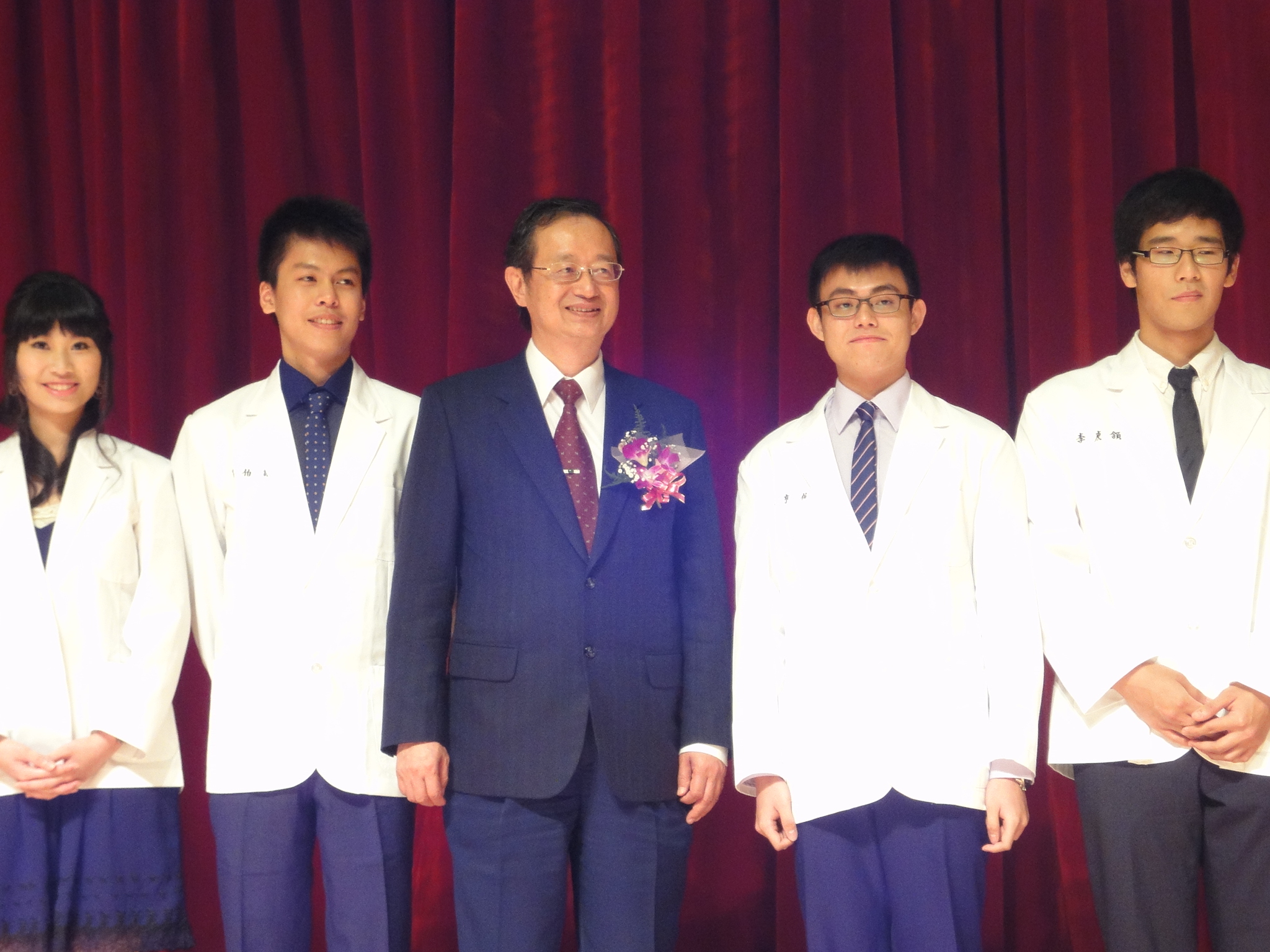 醫學系學生加袍 馬偕紀念醫院將注新血說明圖片