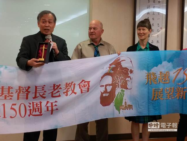 馬偕第四代Anne Mackay夫婦與馬偕醫院院長楊育正（右4）等來賓，與《北台灣宣教報告－馬偕在北台灣之紀事》中文版合影。（林宜慧攝）