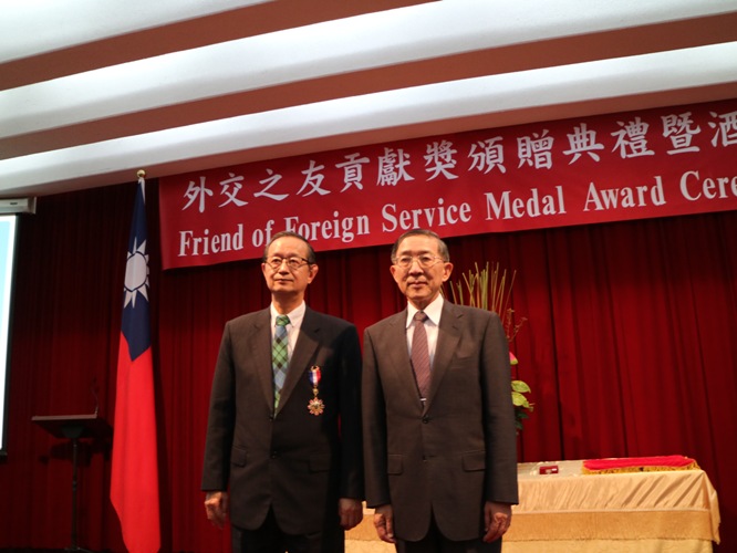 楊育正院長獲外交之友貢獻獎說明圖片