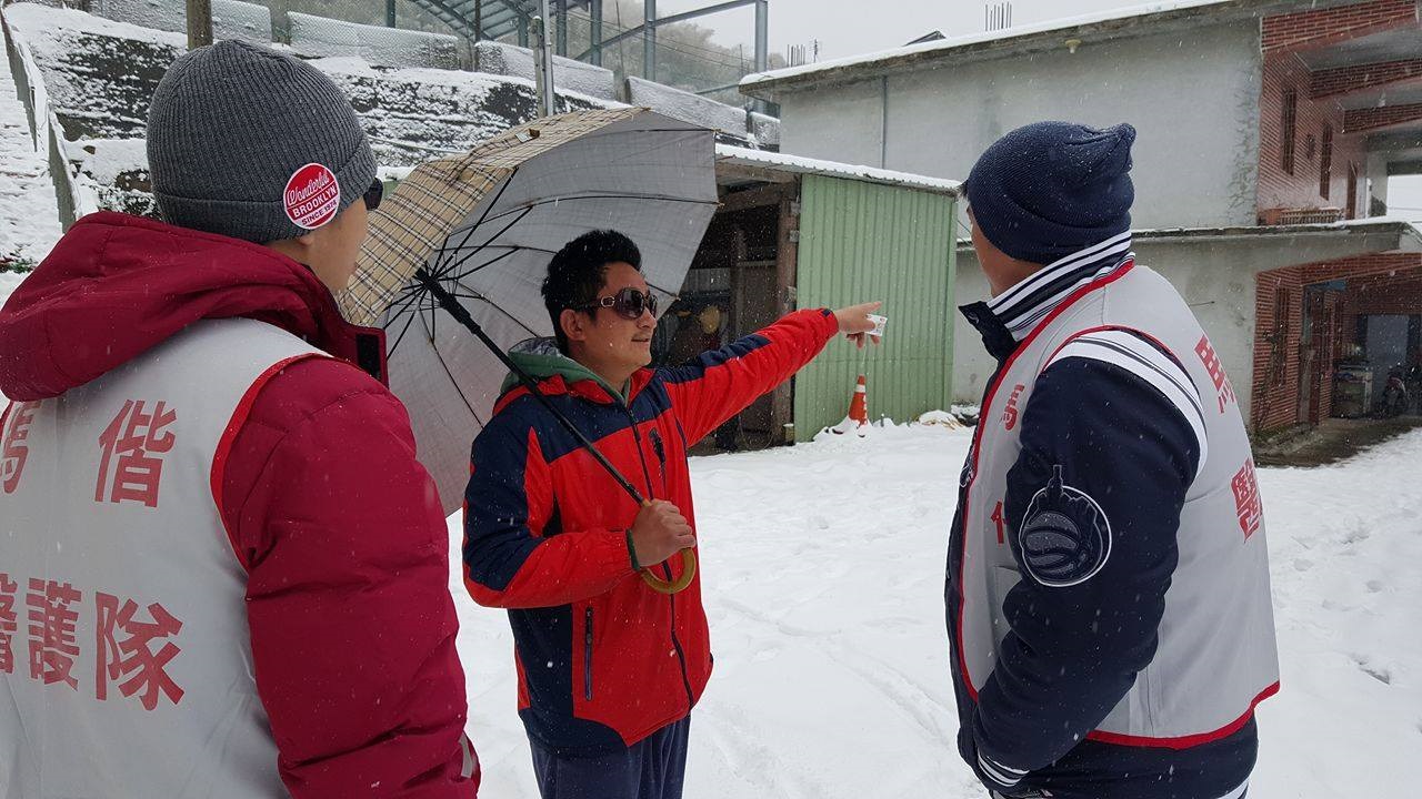 霸王級寒流來襲  馬偕尖石巡迴醫療雪中看診說明圖片