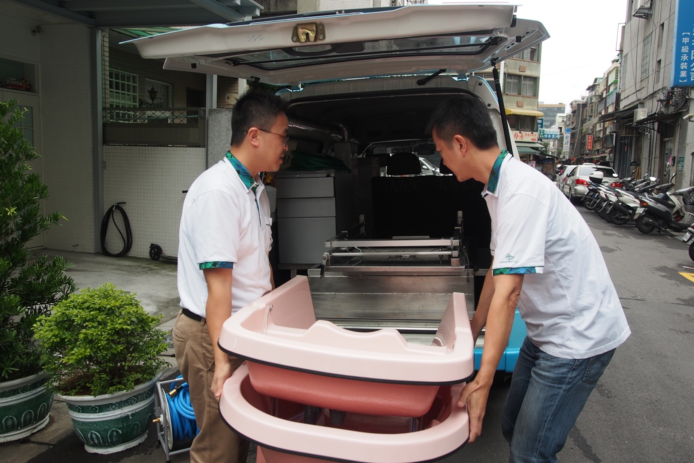 馬偕在宅沐浴車趴趴走 為臥床病人洗香香迎新年說明圖片