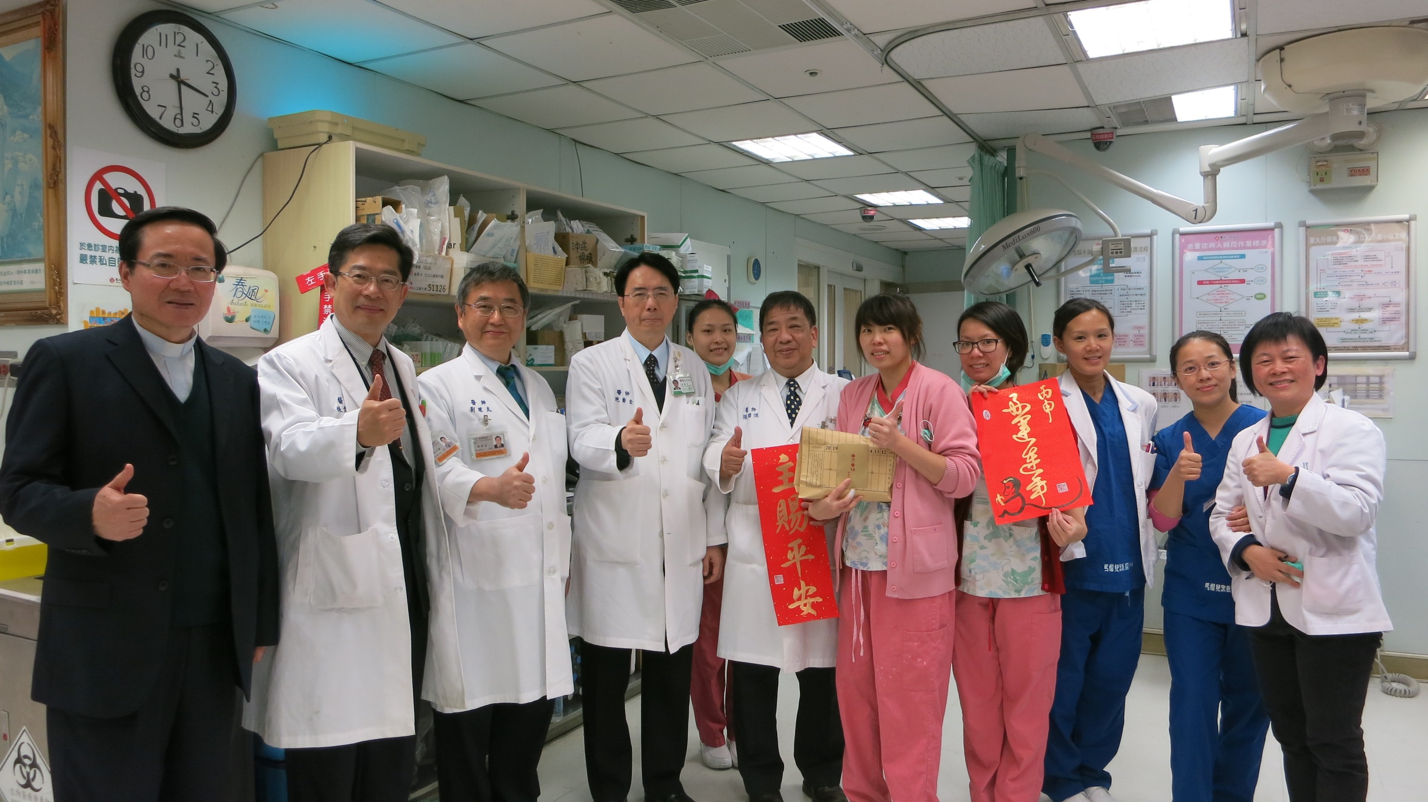 施壽全院長率領團隊除夕赴各單位送祝福說明圖片