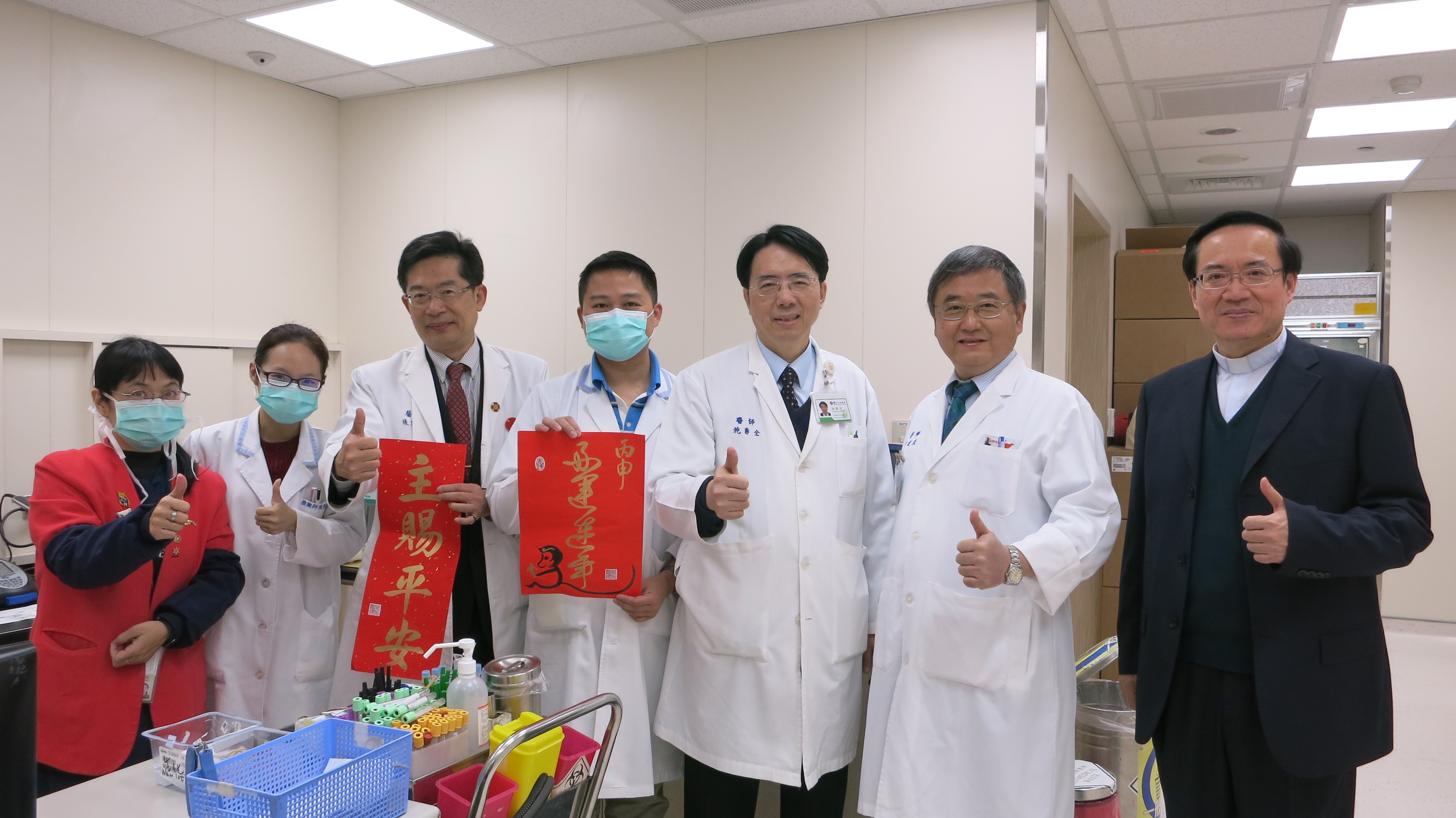 施壽全院長率領團隊除夕赴各單位送祝福說明圖片