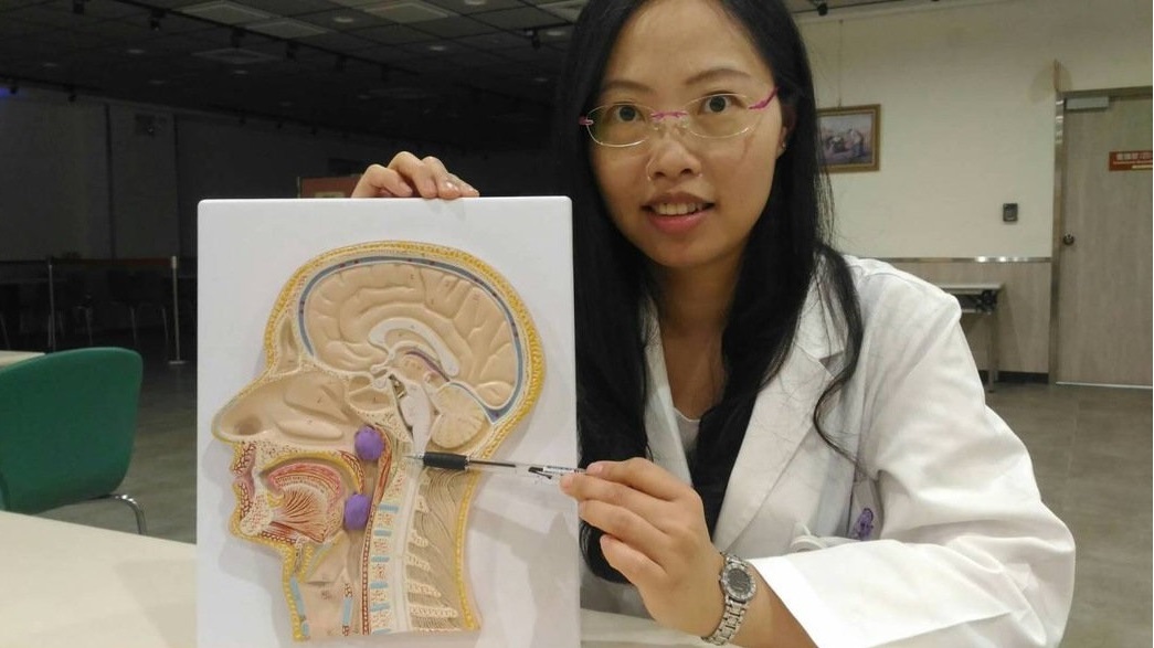 馬偕兒童醫院耳鼻喉科醫師謝麗君表示,男童因扁桃腺肥大占據整個呼吸道,當躺下時呼吸...