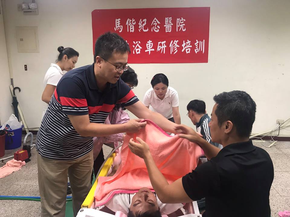 馬偕訓練沐浴車服務員 要讓臥床病人享受「洗澎澎」樂趣說明圖片