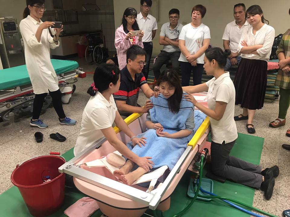 馬偕訓練沐浴車服務員 要讓臥床病人享受「洗澎澎」樂趣說明圖片