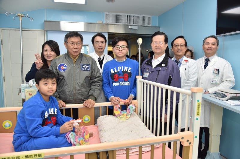 柯市長赴馬偕兒醫發放雞年燈籠說明圖片