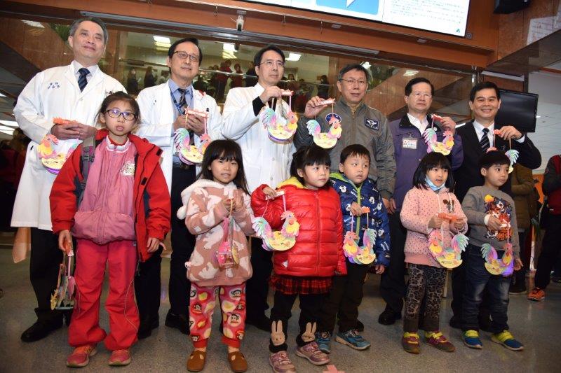 柯市長赴馬偕兒醫發放雞年燈籠說明圖片