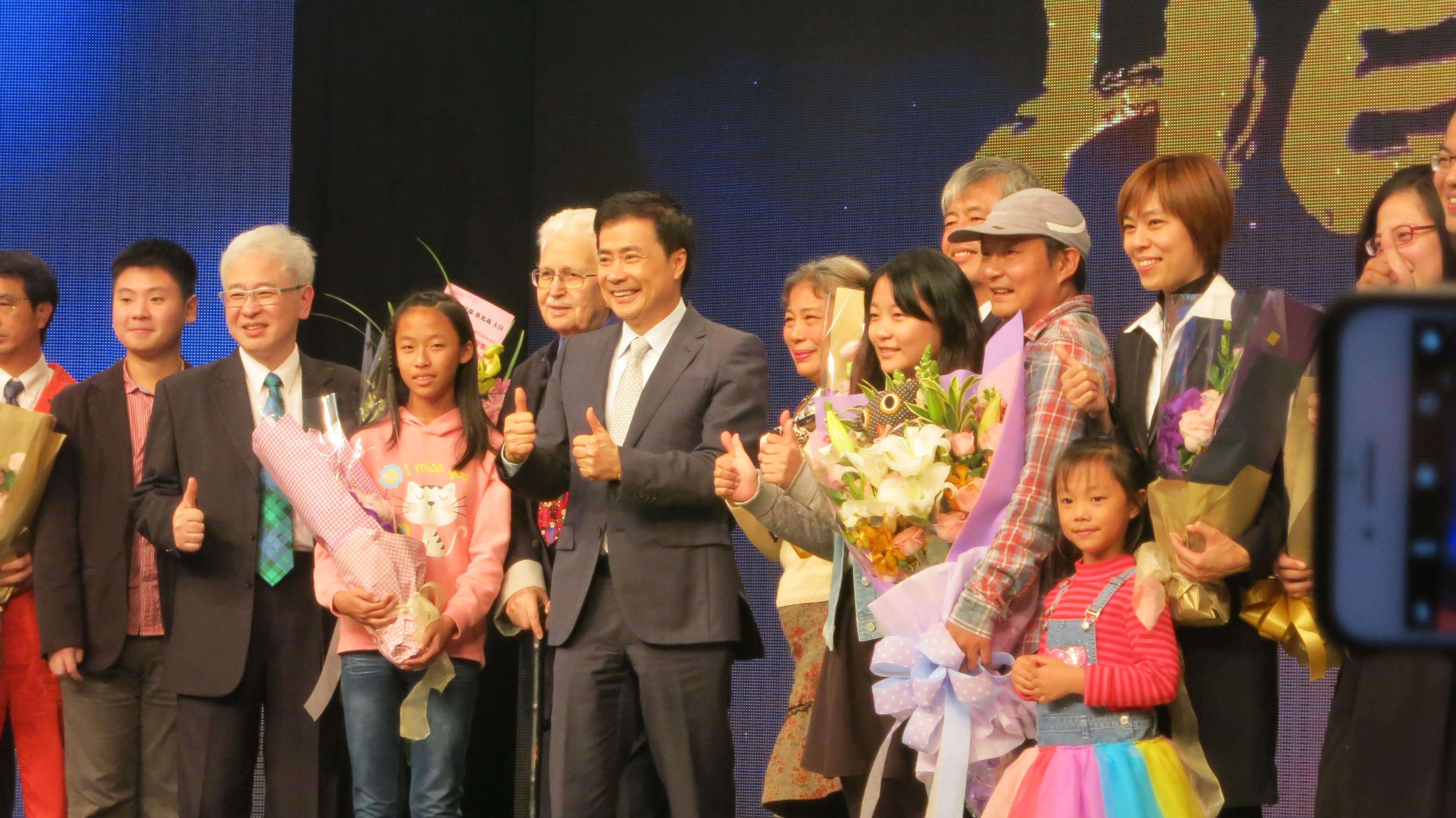 圖像裡可能有8 個人、微笑的人、大家站著和套裝