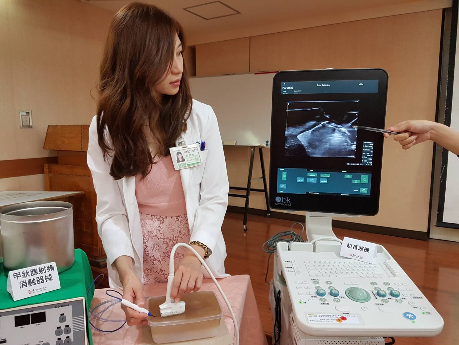 治療「大脖子」免留割喉傷疤 甲狀腺射頻消融助準新娘美拍婚紗說明圖片