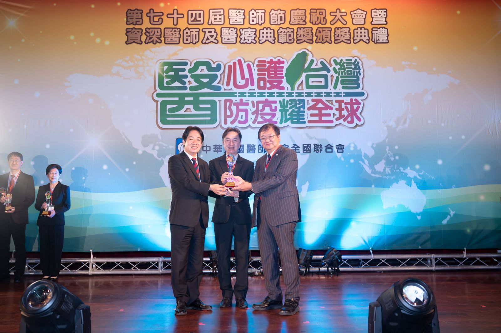 恭賀洪大川副院長榮獲110年度台灣醫療典範獎說明圖片